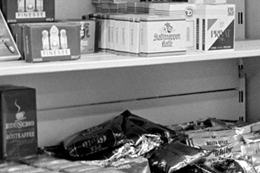Fotoausschnitt: Ladenregal mit Ost- und Westprodukten (Zigaretten, Kaffee), Juni 1990
