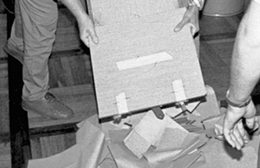 Fotoausschnitt: Entleerung einer Wahlurne zur Betriebsratswahl in den Leuna-Werken, 1. Juni 1990