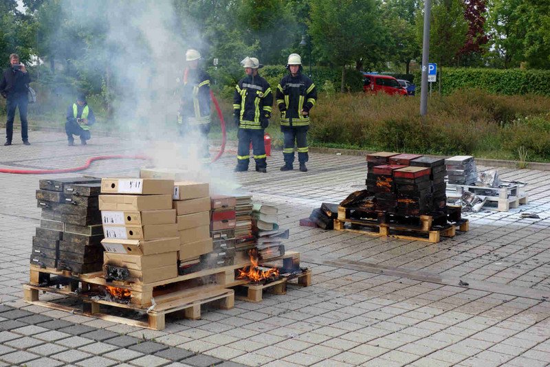Die Feuerwehr löscht brennende Aktenstapel