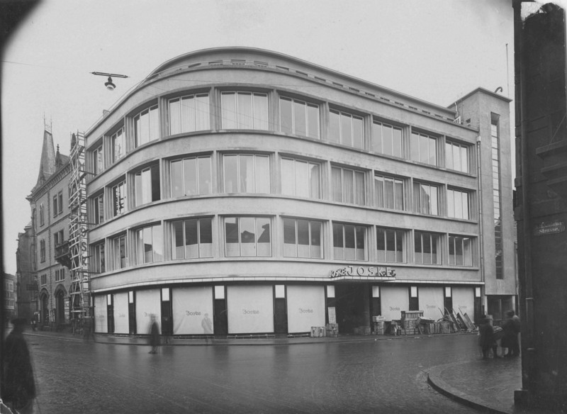 Außenansicht des Warenhauses Joske in Weißenfels um 1928 (LASA, I 582, FS Nr. P 211)