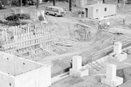 Fotoausschnitt: Baustelle Erweiterung der Erdöldestillation, 28. Aug. 1990