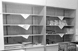 Fotoausschnitt: Nur spärlich gefüllte Regale in einer Verkaufsstelle der Leuna-Werke, 2. Juli 1990