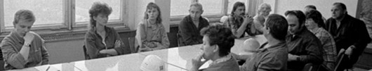 Fotoausschnitt: Belegschaftsangehörige bei Gespräch zur Umschulung in der Winkleranlage der Leuna-Werke, 18. Juli 1990