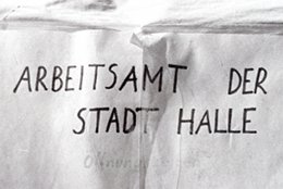 Fotoausschnitt: Schild des neuen Arbeitsamtes in Halle, Mai 1990