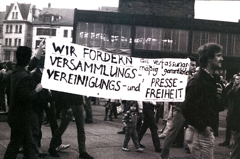 Demonstranten mit Transparent auf Demonstration in Halle im Oktober 1989