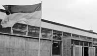 Vor einem Werksgebäude weht die bundesdeutsche Flagge
