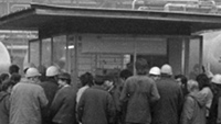 Arbeiter umlagern einen Zeitungskiosk und stehen nach westdeutschen Zeitungen und Zeitschriften an