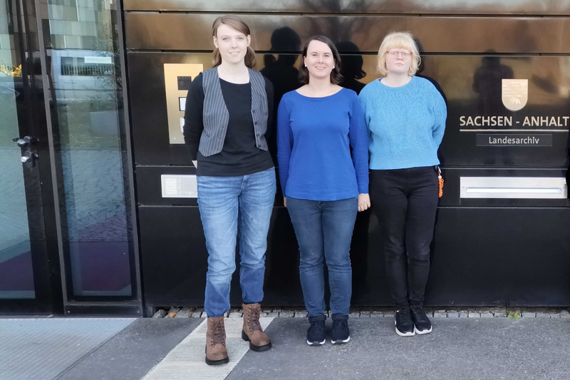 Die FAMIs draußen vor dem Eingang des Landesarchivs in Magdeburg