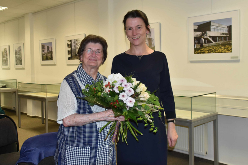 Die Leiterin der Abteilung Merseburg, Dr. Jana Lehmann, überreicht Erika Mielisch einen Blumenstrauß. 