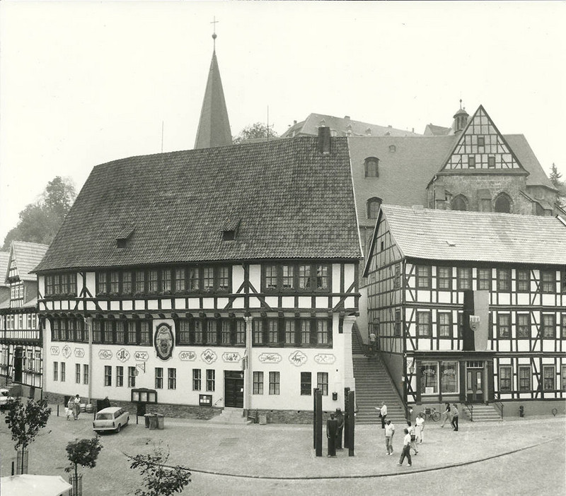 Abbildung Der rekonstruierte Stolberger Marktplatz mit dem neuen Thomas-Müntzer-Denkmal (1989). Klicken zum Vergrößern.