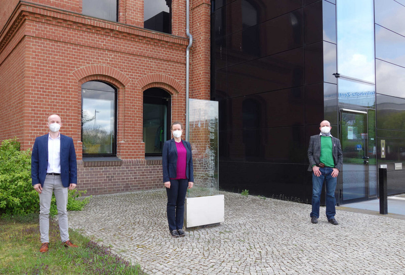Unsere Referendar*innen vor dem Eingang des Landesarchivs, von links nach rechts: Marcel Giffey, Ruth Baumgarten und Dr. Matêj Kotalìk 