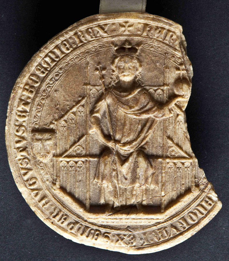 Karl auf dem Thron sitzend, neben ihm das Wappen mit dem Reichsadler, während auf der anderen Seite das böhmische mit dem doppeltgeschwänzten Löwen weggebrochen ist (LASA, U 1, I Nr. 95)