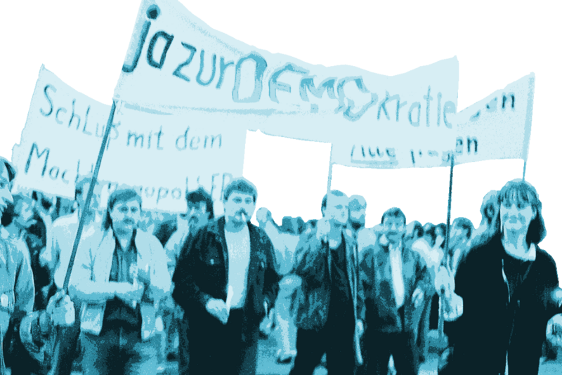 Demonstrierende mit Transparenten auf einer Montagsdemonstration im Herbst 1989