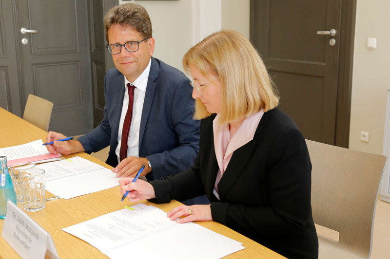 Dr. Detlev Heiden und Dr. Judith Marquardt bei der Unterzeichnung der Verwaltungsverein-barung über eine Magazinpartnerschaft.
