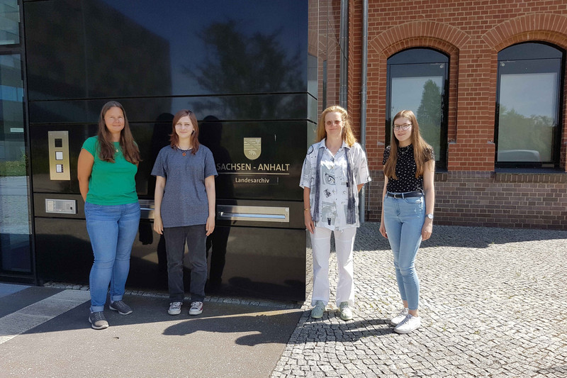 Die FAMIs zusammen mit der Ausbildungsleitern draußen vor dem Eingang des Landesarchivs in Magdeburg