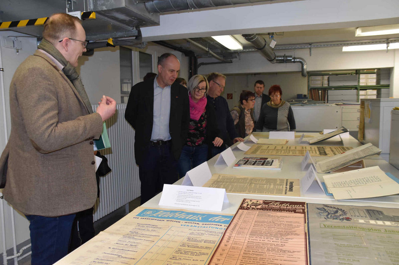 Dr. Hermann Kinne führt Besucher durch das Magazin und stellt ausgewählte Archivalien vor.