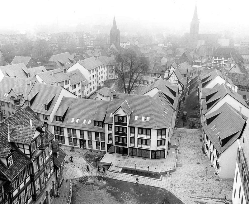Abbildung Das Baugebiet „Schmale Straße“ in Quedlinburg kurz vor Abschluss der Sanierung (1987). Klicken zum Vergrößern.