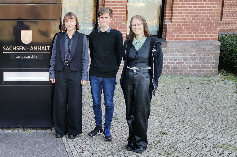 Die aktuellen Anwärter draußen vor dem Eingang des Landesarchivs in Magdeburg